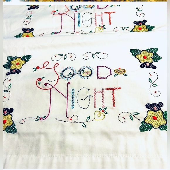 NWOT Vtg Hand Embroidered “GOOD NIGHT“ Pillocases Case Standard Sz Never Used - Picture 3 of 5